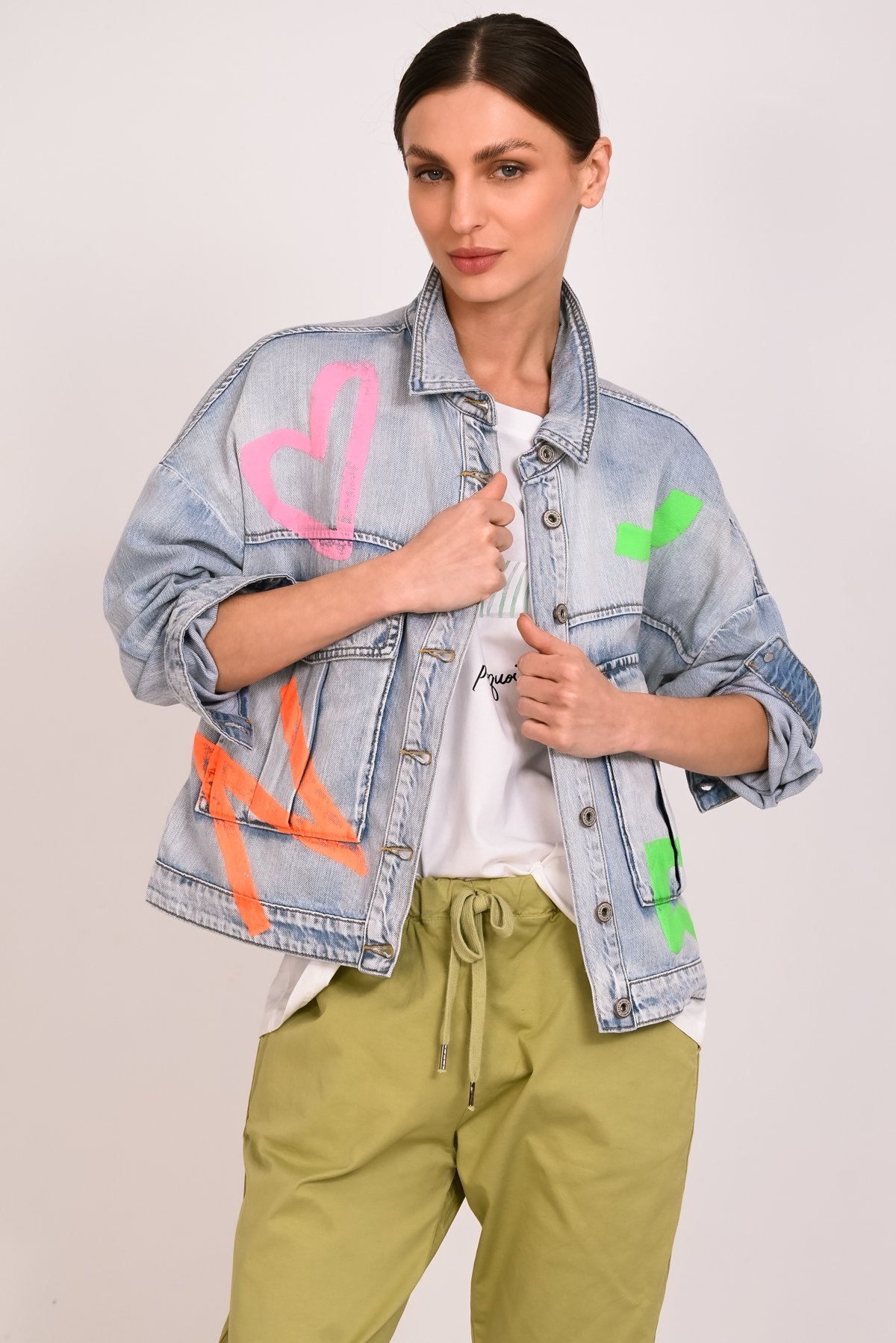 Jean jacket με χρωματιστά γράμματα