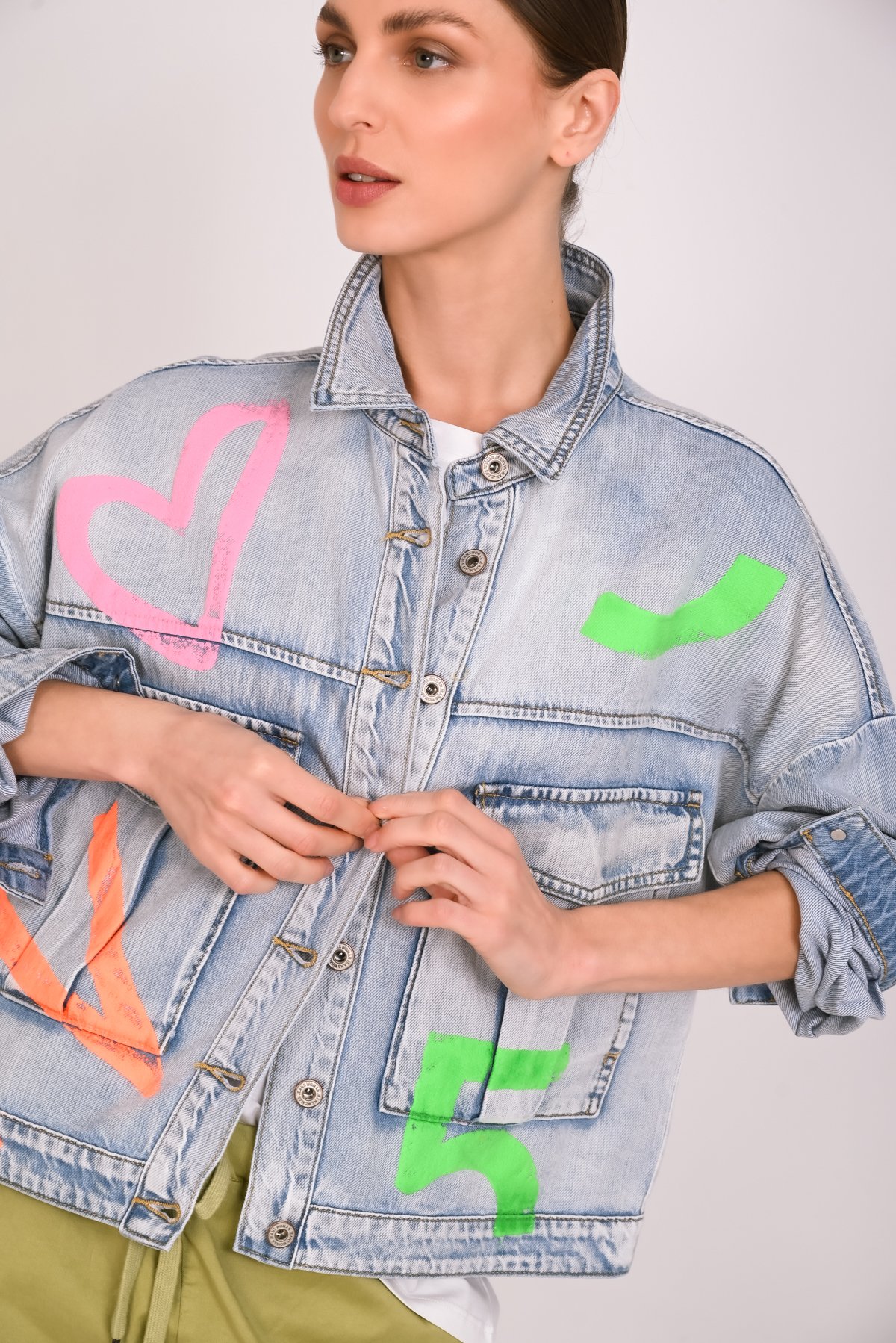Jean jacket με χρωματιστά γράμματα