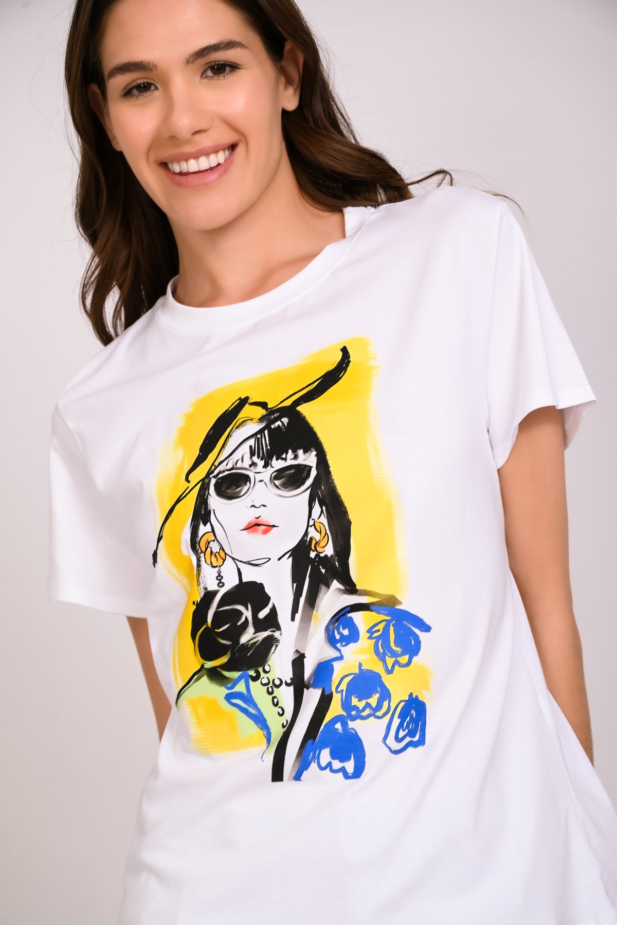 T-shirt στάμπα κοπέλα με καπέλο