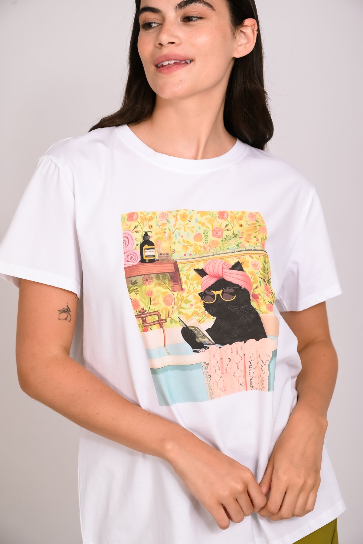 T-shirt με στάμπα γάτα στο μπάνιο